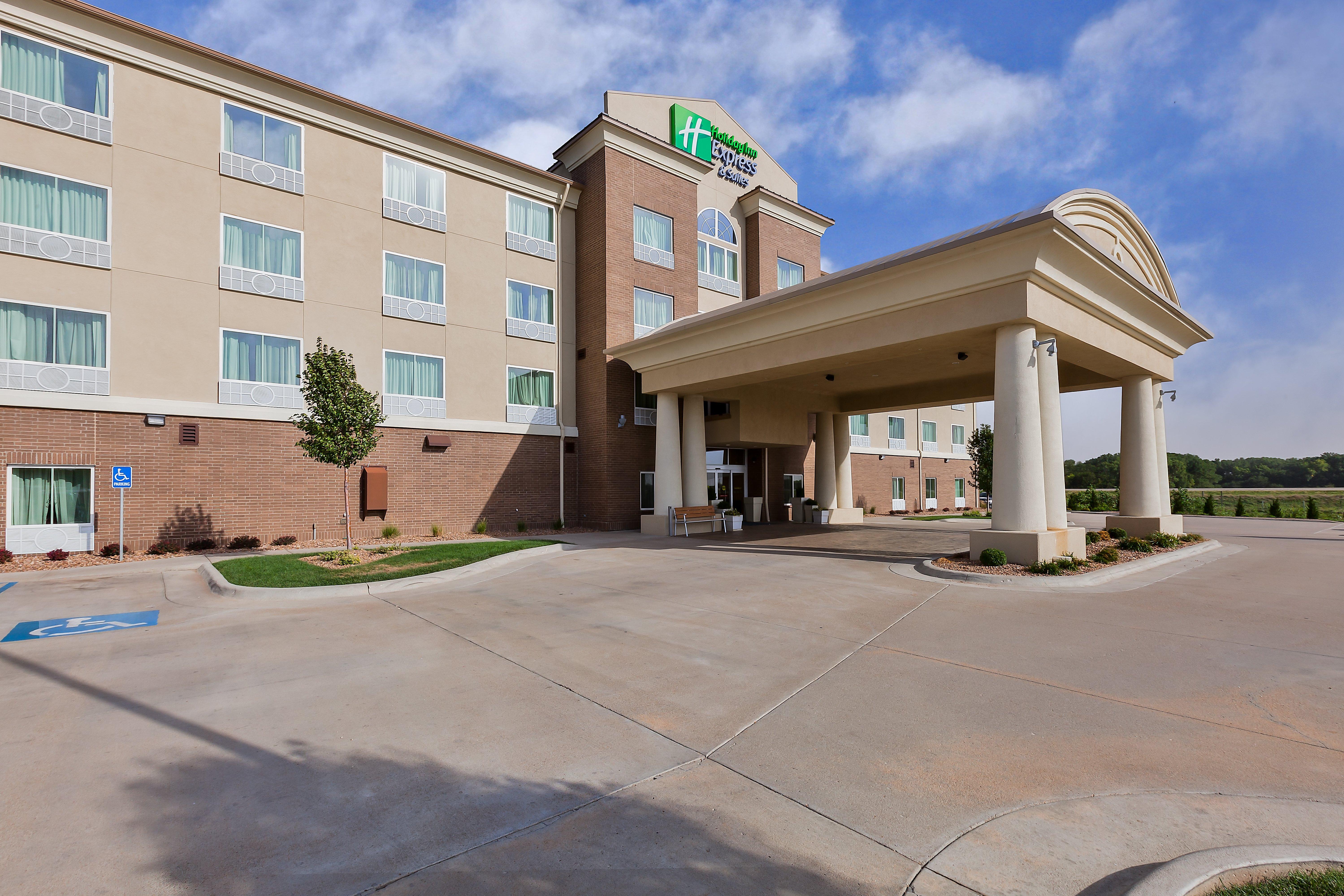 Holiday Inn Express Hotel & Suites Salina By Ihg Exterior foto