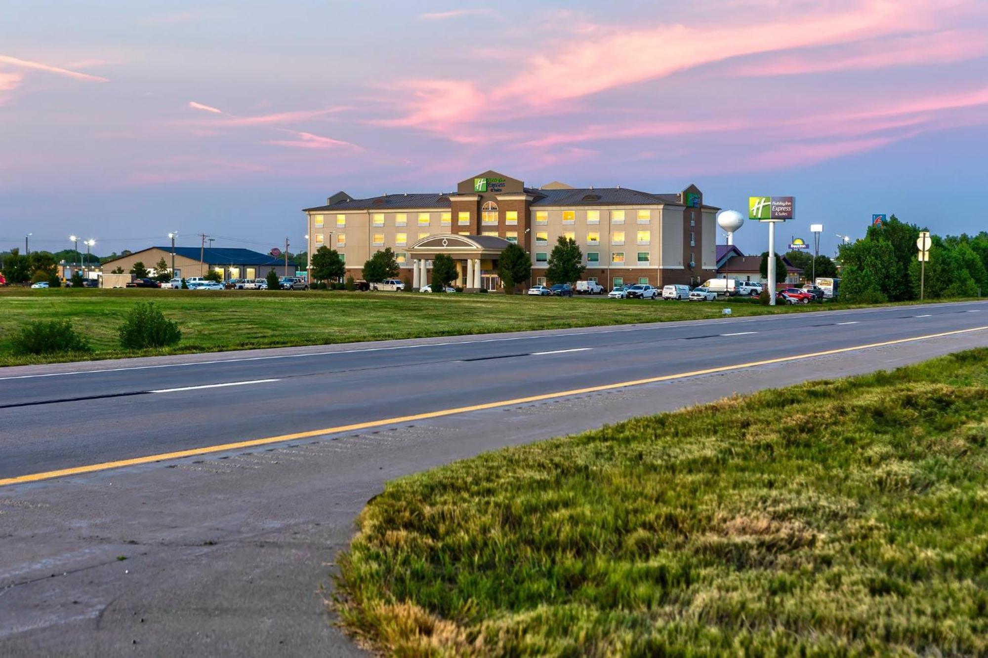 Holiday Inn Express Hotel & Suites Salina By Ihg Exterior foto