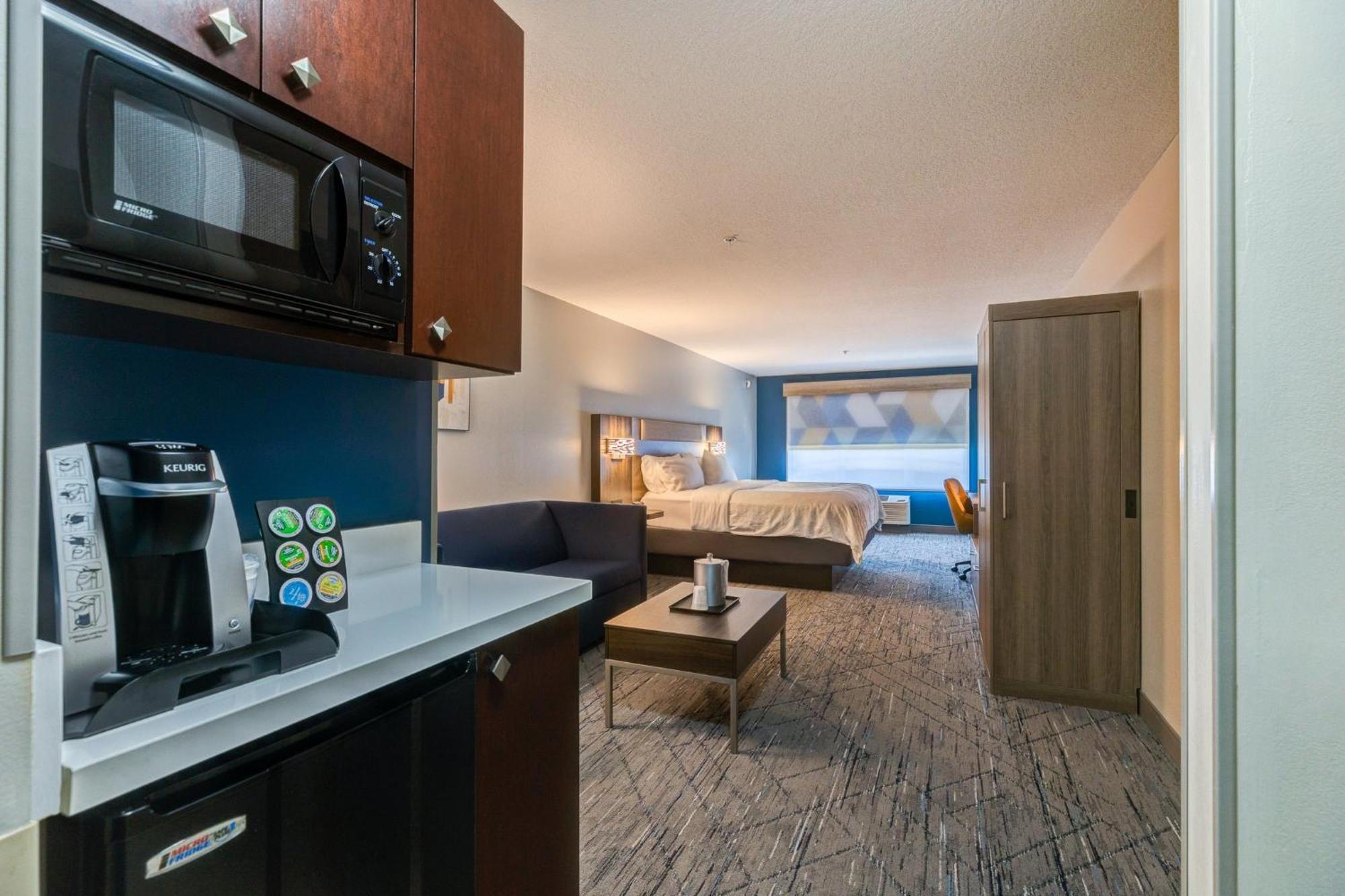 Holiday Inn Express Hotel & Suites Salina By Ihg Exterior foto