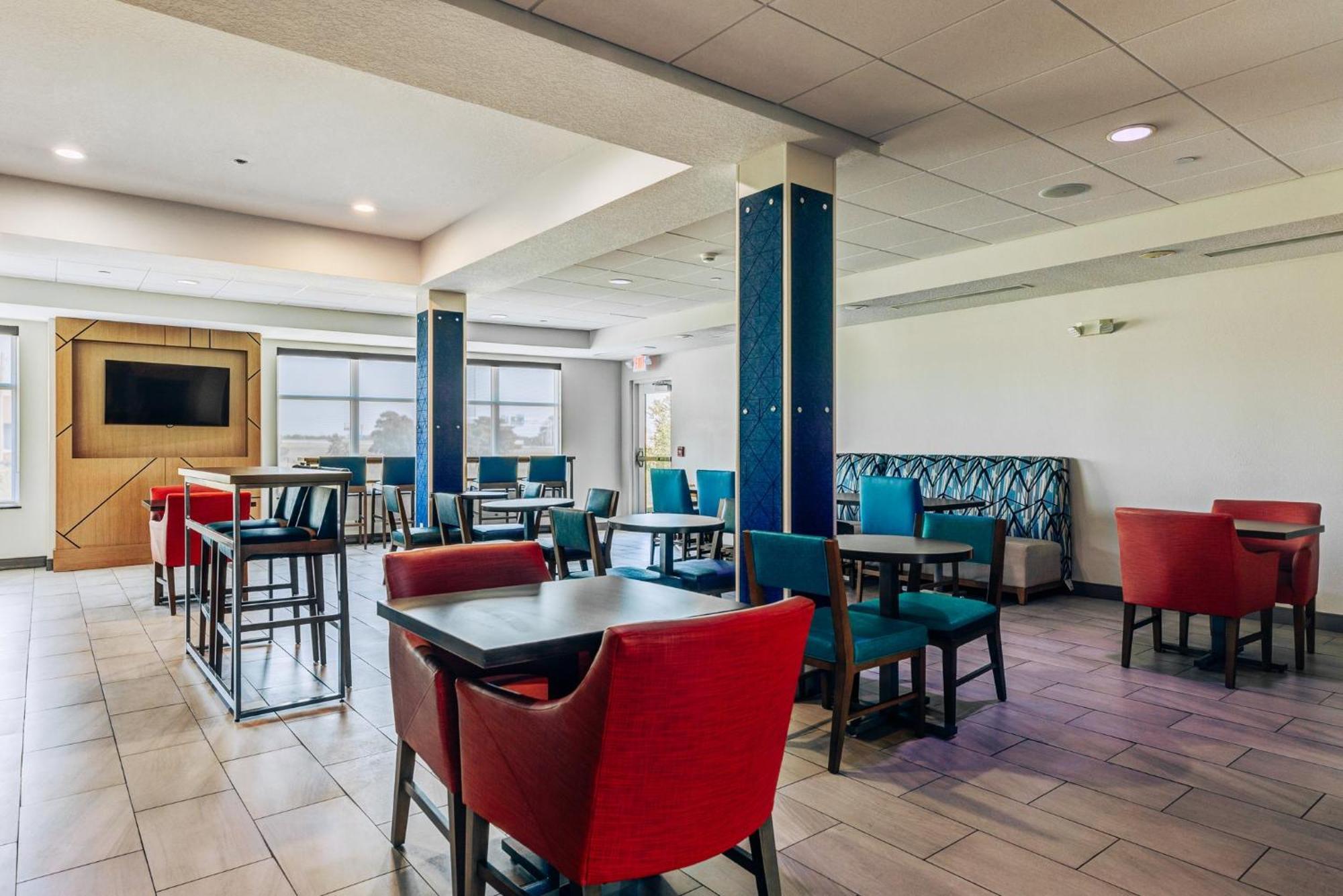 Holiday Inn Express Hotel & Suites Salina By Ihg Exterior foto