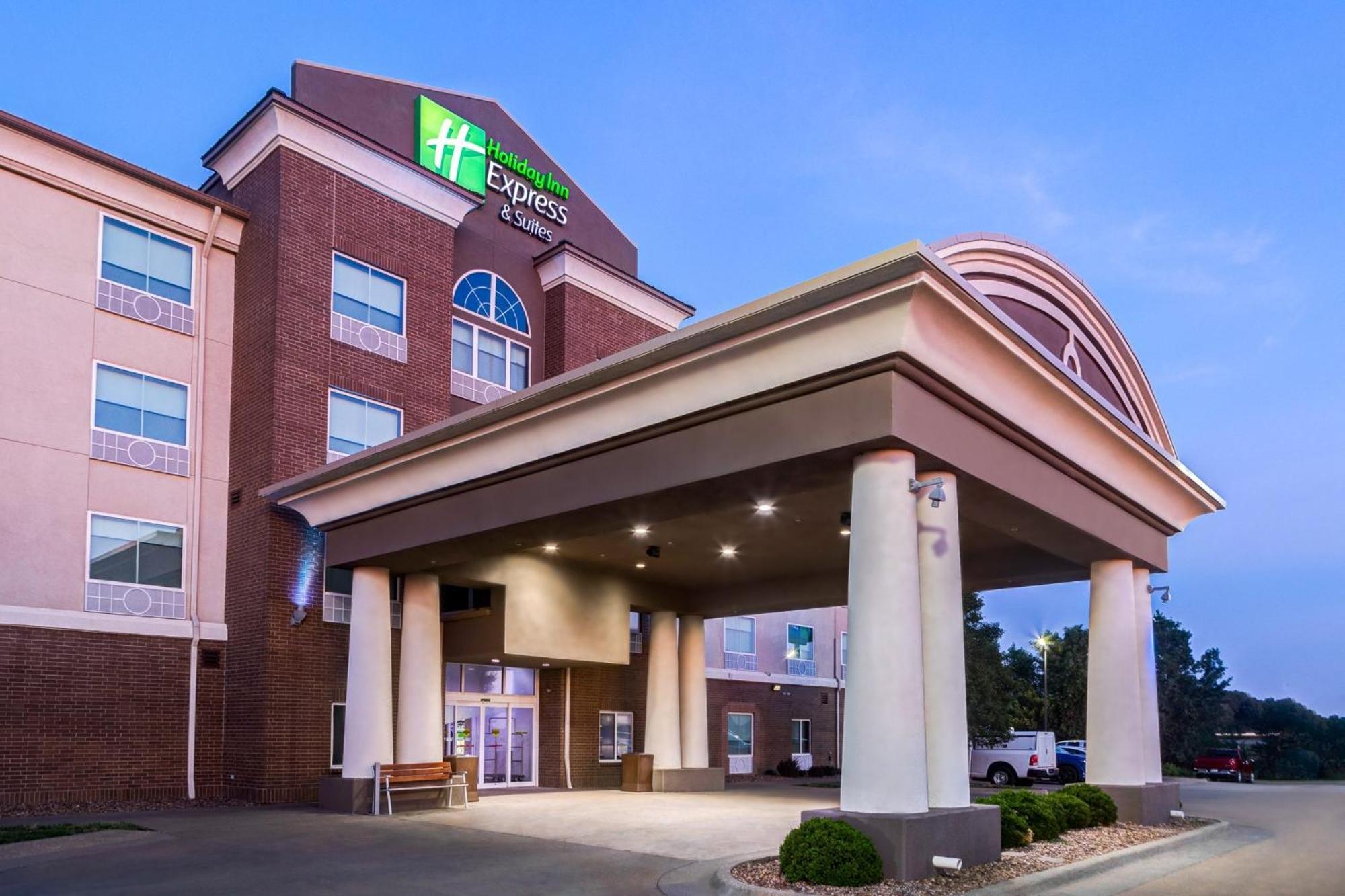 Holiday Inn Express Hotel & Suites Salina By Ihg Exterior foto