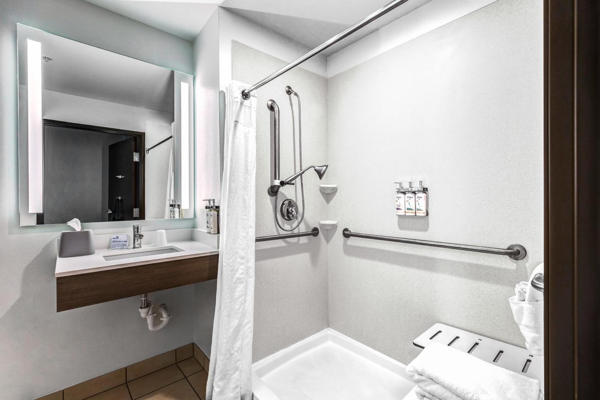 Holiday Inn Express Hotel & Suites Salina By Ihg Exterior foto
