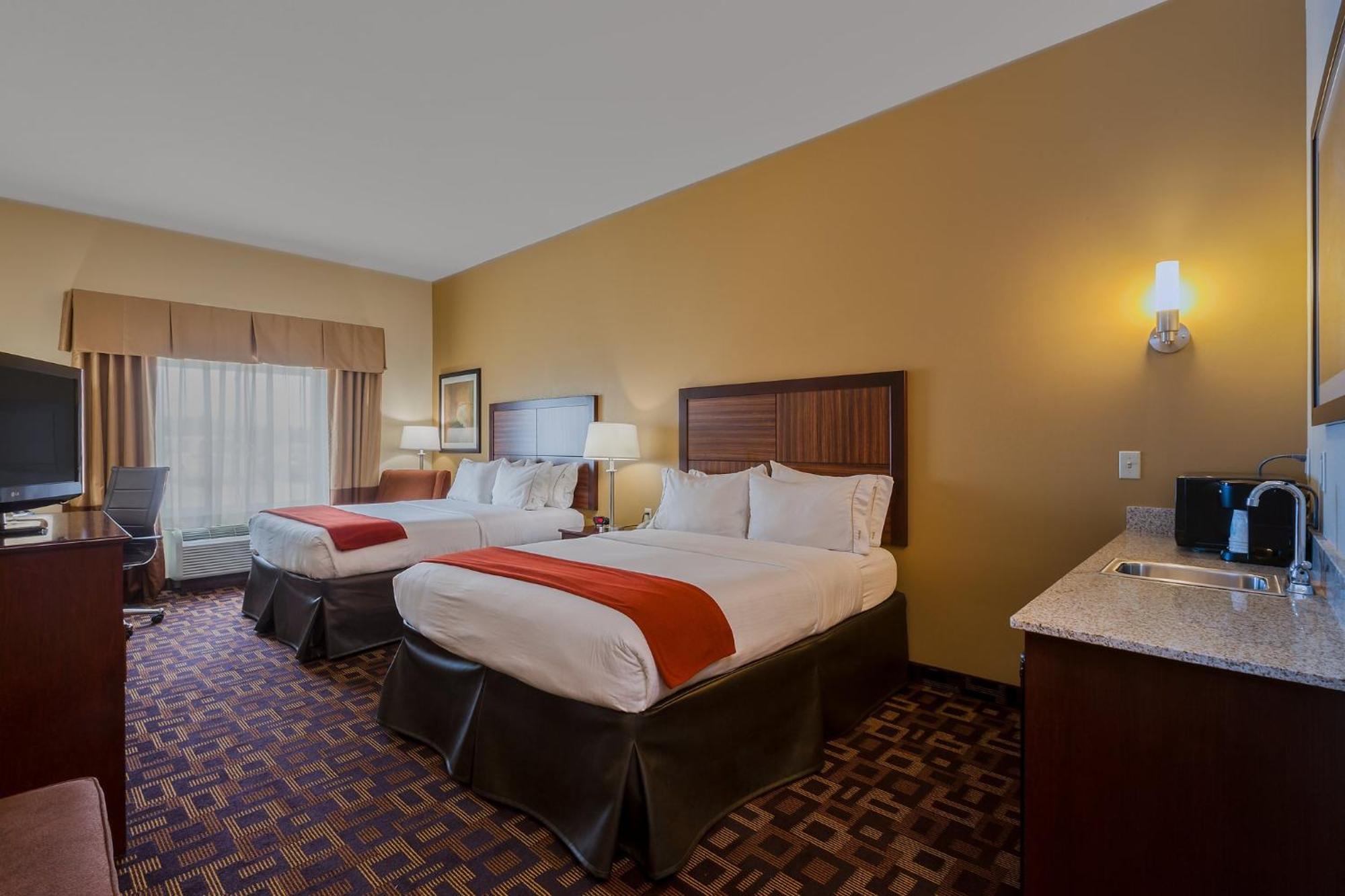 Holiday Inn Express Hotel & Suites Salina By Ihg Exterior foto