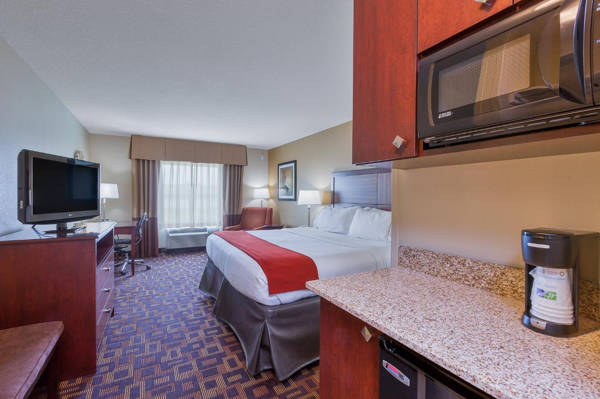 Holiday Inn Express Hotel & Suites Salina By Ihg Exterior foto
